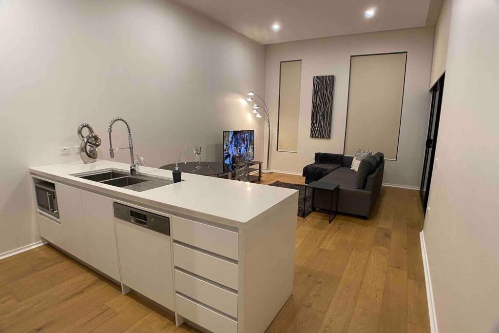 Luxe 2Br Executive Apartment Kingston Pool Parking Wifi Bbq Wine Eksteriør bilde