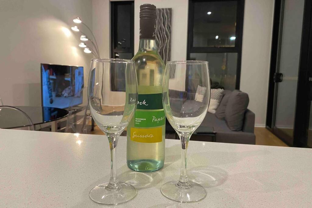 Luxe 2Br Executive Apartment Kingston Pool Parking Wifi Bbq Wine Eksteriør bilde
