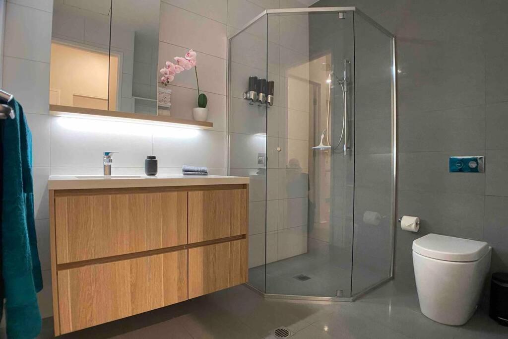 Luxe 2Br Executive Apartment Kingston Pool Parking Wifi Bbq Wine Eksteriør bilde