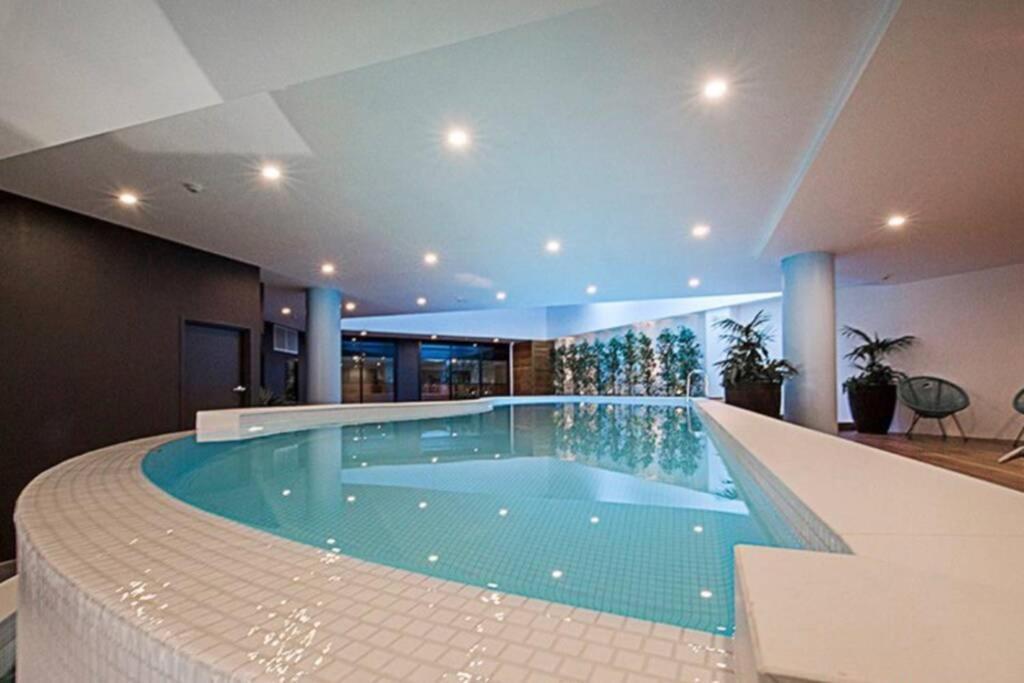 Luxe 2Br Executive Apartment Kingston Pool Parking Wifi Bbq Wine Eksteriør bilde