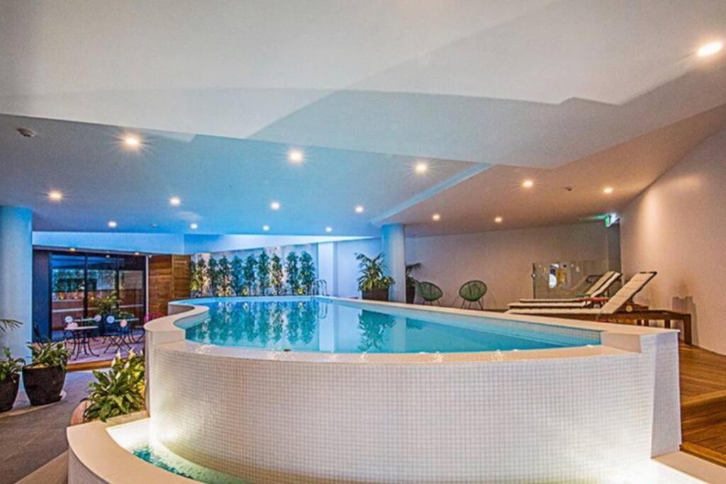 Luxe 2Br Executive Apartment Kingston Pool Parking Wifi Bbq Wine Eksteriør bilde