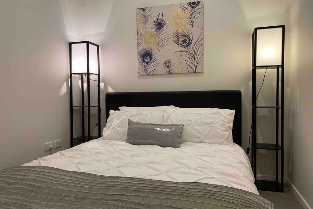 Luxe 2Br Executive Apartment Kingston Pool Parking Wifi Bbq Wine Eksteriør bilde